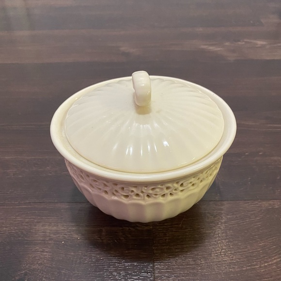 Ivory Lace Serving Bowl with Lid Rice Pattern I.Godinger & Co - Picture 2 of 13